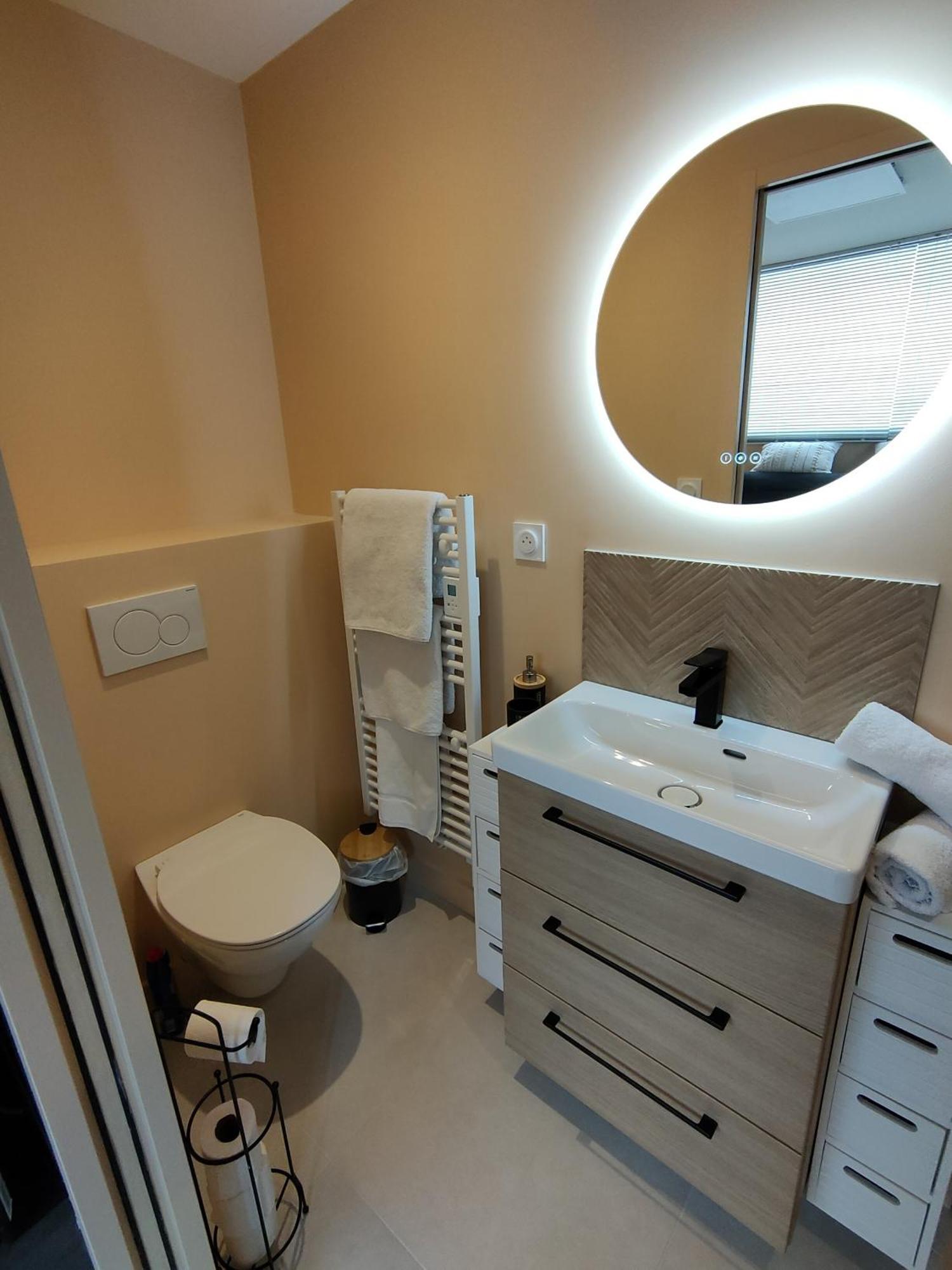 Les Maisons De Louise Pirou Room photo