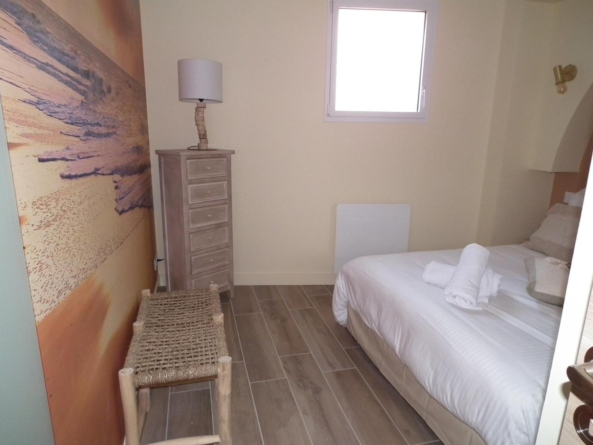Les Maisons De Louise Pirou Room photo